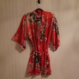 Short kimono style robe
